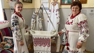 Вишиті сорочки та сукні: у Луцьку – виставка старовинного одягу Вишиті сорочки та сукні: у Луцьку – виставка старовинного одягу