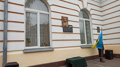 Квіти і пам’ятна дошка. У Кропивницькому відзначили День Гідності та Свободи Квіти і пам’ятна дошка. У Кропивницькому відзначили День Гідності та Свободи