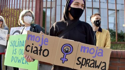 "Відчепіться від жінок". У Києві активістки підтримали польські протести проти заборони абортів "Відчепіться від жінок". У Києві активістки підтримали польські протести проти заборони абортів
