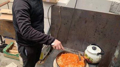 Через відсутність світла, херсонці вимушені готувати їжу на багаттях