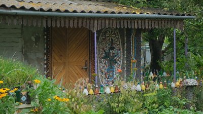 На Вінниччині пенсіонер прикрасив будинок візерунками з пластикових кришечок