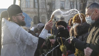 Без масок та дистанції: як святкують Водохреще на Буковині Без масок та дистанції: як святкують Водохреще на Буковині