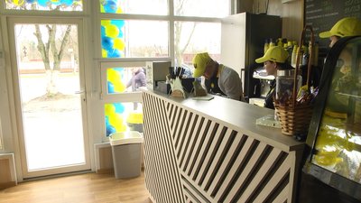Волонтери допомагають Вадиму готувати каву. Волонтери допомагають Вадиму готувати каву.