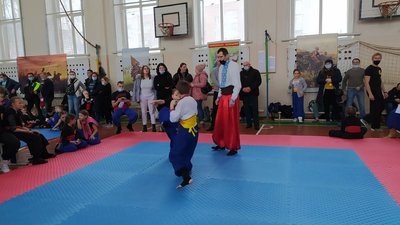 Учасники відкритого чемпіонату Хмельницької області з бойового гопака змагаються в пяти дисциплінах Учасники відкритого чемпіонату Хмельницької області з бойового гопака змагаються в пяти дисциплінах