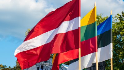 Прапори Латвії, Литви та Естонії