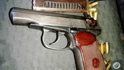 Чотири ручні гранати, тротил, автомат та пістолет : поліція затримала чернігівців, що зберігали зброю Чотири ручні гранати, тротил, автомат та пістолет : поліція затримала чернігівців, що зберігали зброю