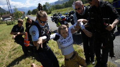 "Останній шанс бути почутими". Етап Тур де Франс зупиняли через протест екоактивістів: що вони вимагали