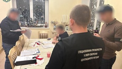 Допомагав столичним депутатам-ухилянтам: правоохоронці викрили посадовця КМВА