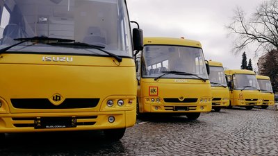 Закарпатським освітянам і представникам територіальних громад краю передали 7 шкільних автобусів