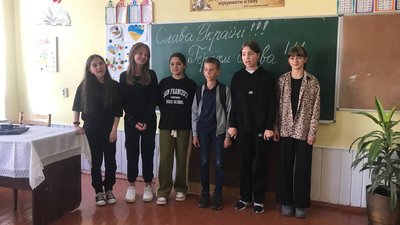 Максим разом з однокласниками Максим разом з однокласниками