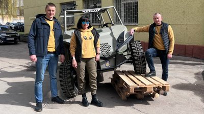 Розробники багі Юрій Бурак і Тарас Януш, посередині — голова ГО "Пекельні кажани" Маріанна Розробники багі Юрій Бурак і Тарас Януш, посередині — голова ГО "Пекельні кажани" Маріанна