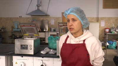 "Готуємо для наших хлопців із любов’ю". Як у Калуші варять борщ для українських бійців на передову "Готуємо для наших хлопців із любов’ю". Як у Калуші варять борщ для українських бійців на передову