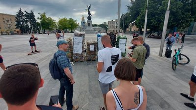 Тонну сміття з річки Уди привезли на площу Конституції у Харкові Тонну сміття з річки Уди привезли на площу Конституції у Харкові
