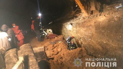 У Тернополі на будівництві 2 чоловіків засипало ґрунтом