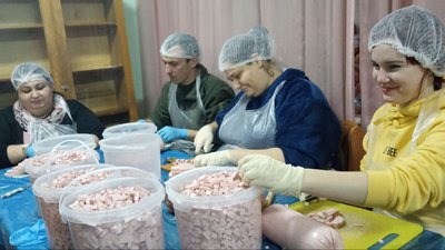Тонну олів'є приготували та відправили на фронт для воїнів ЗСУ житомирські волонтери Тонну олів'є приготували та відправили на фронт для воїнів ЗСУ житомирські волонтери