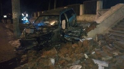 У Чернігові нетверезий водій збив дерево, електроопору та в’їхав у сходи 13-ої школи У Чернігові нетверезий водій збив дерево, електроопору та в’їхав у сходи 13-ої школи