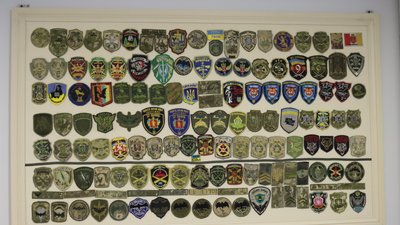 Понад 1200 шевронів різних військових частин: у Миколаєві відкрилася експозиція “Захисники України”