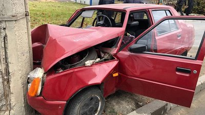 У Чернівцях 72-річний водій об'їжджав тролейбус і потрапив колесом в люк У Чернівцях 72-річний водій об'їжджав тролейбус і потрапив колесом в люк