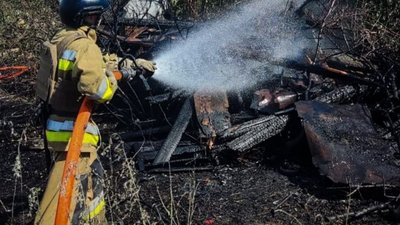 Рятувальник гасить пожежу