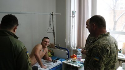 Підтримали відзнакою: побратими провідали пораненого під час вибухів у Балаклії