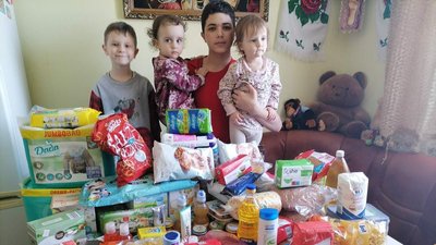 У Житомирі понад сім тисяч людей отримали продукти від волонтерів У Житомирі понад сім тисяч людей отримали продукти від волонтерів