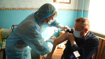 370 медпрацівників щепили від COVID-19 на Житомирщині з початку вакцинації