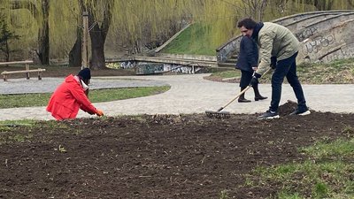 У Рівному охочі долучились до прибирання парку на Грабнику У Рівному охочі долучились до прибирання парку на Грабнику