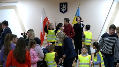 Проєкт "Світлодіти": переселенців і школярів Рівного забезпечують світловідбивними елементами