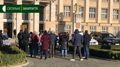 Жителі Жденіївської ОТГ мітингують перед Закарпатською ОДА