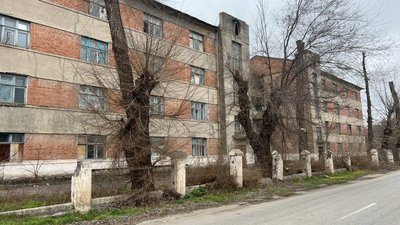 "Я йду і мені на голову падає стеля. Це не нормально": у зруйнованій школі у Кривому Розі проживають люди "Я йду і мені на голову падає стеля. Це не нормально": у зруйнованій школі у Кривому Розі проживають люди