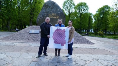 Мапу Житомирщини вишила в рамках проєкту "Наукою вишиваємо Україну" викладачка ЖДУ імені Івана Франка Юлія Мінгальова Мапу Житомирщини вишила в рамках проєкту "Наукою вишиваємо Україну" викладачка ЖДУ імені Івана Франка Юлія Мінгальова