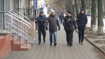 Сумчани разом із поліцією або бійцями тероборони патрулюють вулиці міста Сумчани разом із поліцією або бійцями тероборони патрулюють вулиці міста