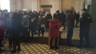 Підозрюваний у смертельній аварії на окружній у Харкові оскаржує арешт: суд пікетують друзі загиблих Підозрюваний у смертельній аварії на окружній у Харкові оскаржує арешт: суд пікетують друзі загиблих