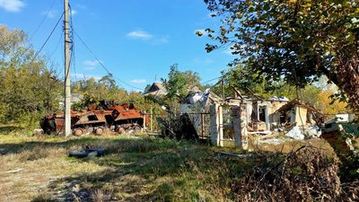 Посічена Лавра, розбиті будинки, згоріла техніка. Святоргірськ через місяць після звільнення — фото Посічена Лавра, розбиті будинки, згоріла техніка. Святоргірськ через місяць після звільнення — фото