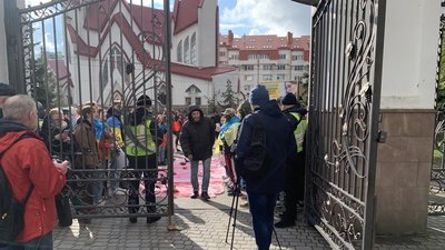 У Тернополі до храму московського патріархату принесли "закривавлені" іграшки
