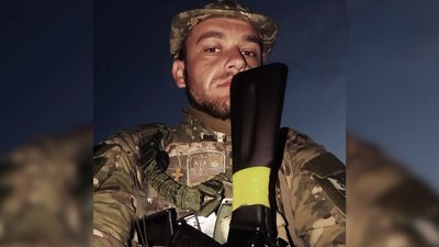 На Чернігівщині незряча жінка в’яже шкарпетки сину, який на фронті, та його побратимам На Чернігівщині незряча жінка в’яже шкарпетки сину, який на фронті, та його побратимам