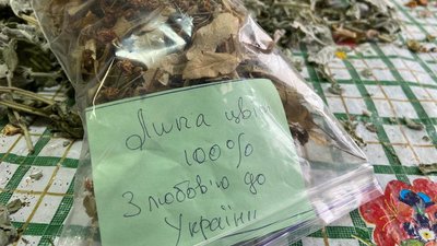 У Полтаві для військових виготовляють чаї із сушених трав і ягід: які компоненти додають
