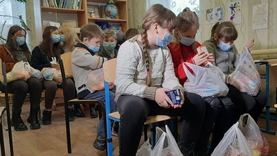 Благодійники зібрали подарунки для дітей з прифронтової Луганщини Благодійники зібрали подарунки для дітей з прифронтової Луганщини