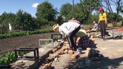 На Черкащині волонтери ремонтують будинок багатодітної родини На Черкащині волонтери ремонтують будинок багатодітної родини