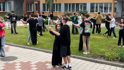 Танець як символ життя: в одній і черкаських гімназій репетирують шкільний вальс Танець як символ життя: в одній і черкаських гімназій репетирують шкільний вальс