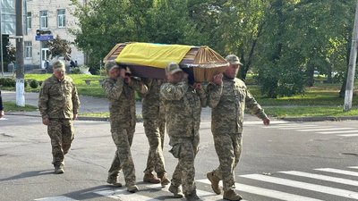 У громаді на Кіровоградщині попрощалися з бійцем Ігорем Клюєвим У громаді на Кіровоградщині попрощалися з бійцем Ігорем Клюєвим