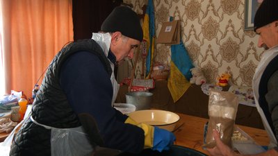 Купують свиней і готують м'ясні страви. Волонтери гуцульського села Пістинь передали на фронт пів тонни ковбас Купують свиней і готують м'ясні страви. Волонтери гуцульського села Пістинь передали на фронт пів тонни ковбас
