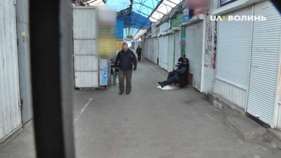 Добу підприємці чергують на Центральному ринку у Луцьку Добу підприємці чергують на Центральному ринку у Луцьку