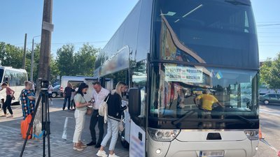 Місцеві жителі біля автобусу на автовокзалі Миколаєва Місцеві жителі біля автобусу на автовокзалі Миколаєва