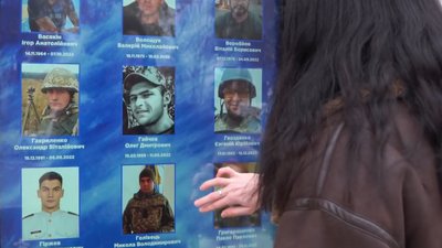 Людина переглядає інтерактивну дошку Людина переглядає інтерактивну дошку