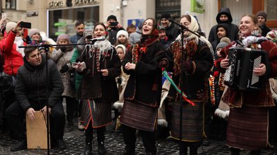 Колядки під час встановлення дідуха у Львові, 24 грудня 2023 року