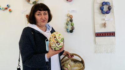 Близько 500 писанок представили на виставці у Закарпатському музеї архітектури і побуту Близько 500 писанок представили на виставці у Закарпатському музеї архітектури і побуту