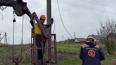 Енергетики працюють над відновленням електропостачання