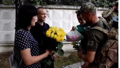 Дружина та сини зустріли волинського прикордонника, який повернувся з Донеччини