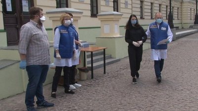 У Дніпрі після двох тижнів перебування в лікарні одужала хвора на коронавірус дівчина У Дніпрі після двох тижнів перебування в лікарні одужала хвора на коронавірус дівчина